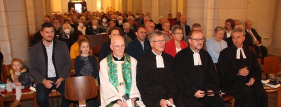 Eine überaus volle Kirche. (Foto: Hartmut Damschen)