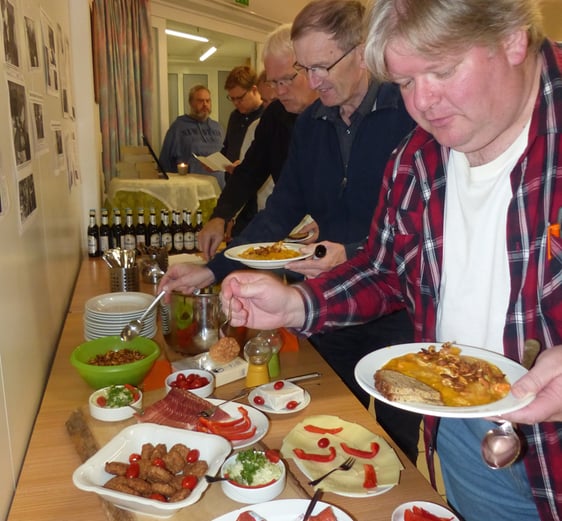 Wie stets, so stimmten sich die Teilnehmer auch diesmal mit einer gemeinsam eingenommenen zünftigen Brotzeit auf einen unterhaltsamen Abend im Rahmen des unter dem Dach der Evangelischen Kirchengemeinde geführten Rönsahler Männerforums ein. (Foto: Rainer Crummenerl)