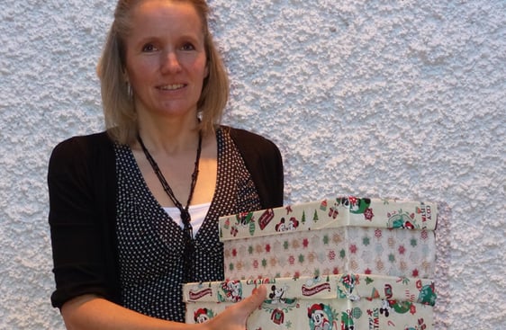 Jutta Ottofülling leitet in Lüdenscheid die offizielle Sammelstelle für die Aktion „Weihnachten im Schuhkarton“ in der Markuskirche. (Foto: Ingrid Weiland)