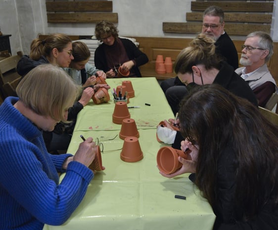 Nach der Predigt durften die Besucher aktiv werden und sich im ganzen Kirchenschiff bewegen – so wurde u.a. Blumentöpfe bemalt und Blumen der Hoffnung gepflanzt. (Foto: Iris Kannenberg)