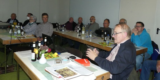 Mathias Wagner (vorn r.) bei seinem Vortrag vor dem Männerkreis der evangelischen Kirchengemeinde Oberrahmede. (Foto: Ingrid Weiland)