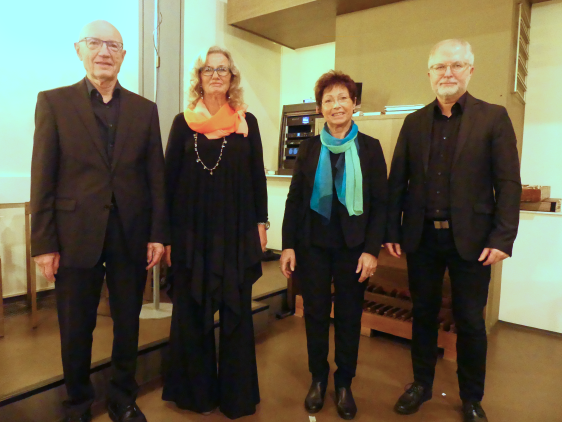 Die drei Vokalsolisten (v.l.) Klaus Anderseck, Brunhilde Bohlmann und Irene Glörfeld – zusammen mit Reinhard Derdak (r.), der die Leitung übernommen hatte. (Foto: Ingrid Weiland)