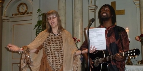 Pfarrerin Barbara Fahl-Njayou bei einem Afrikafest der Versöhnungskirchengemeinde mit Michel Sanya, Sänger, Musiker und Komponist aus der Demokratischen Republik Kongo. (Foto: Ingrid Weiland)